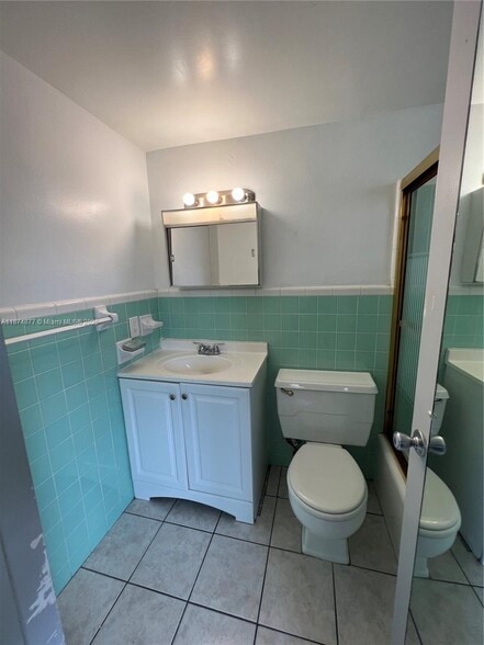 Building Photo - 465 S Royal Poinciana Blvd