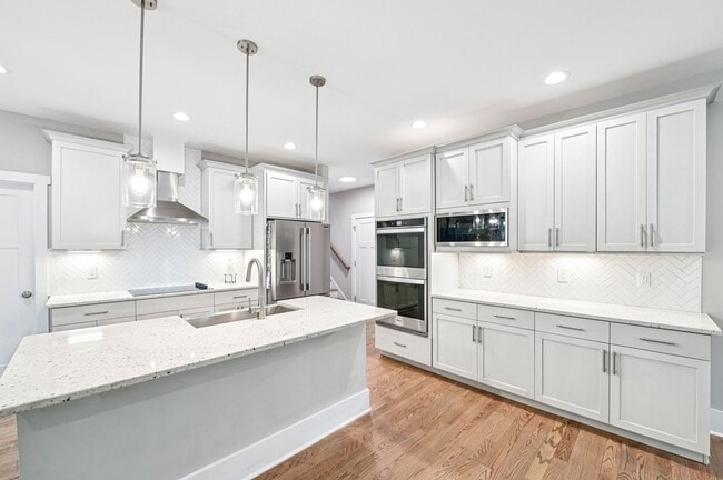 Building Photo - Luxury 5 Bed, 3.5 Bath Home on Large Lot !...