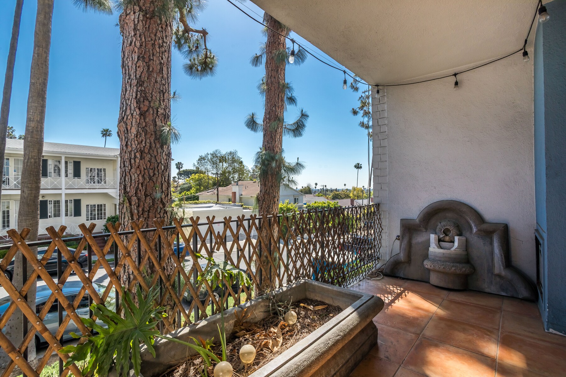 Building Photo - 7560 Hollywood Blvd