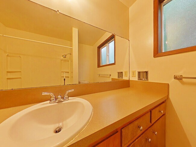 Building Photo - 2 Bedroom Duplex ~ Corvallis ~ Pet Friendly