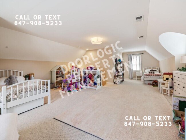 Building Photo - 735 W 8th St