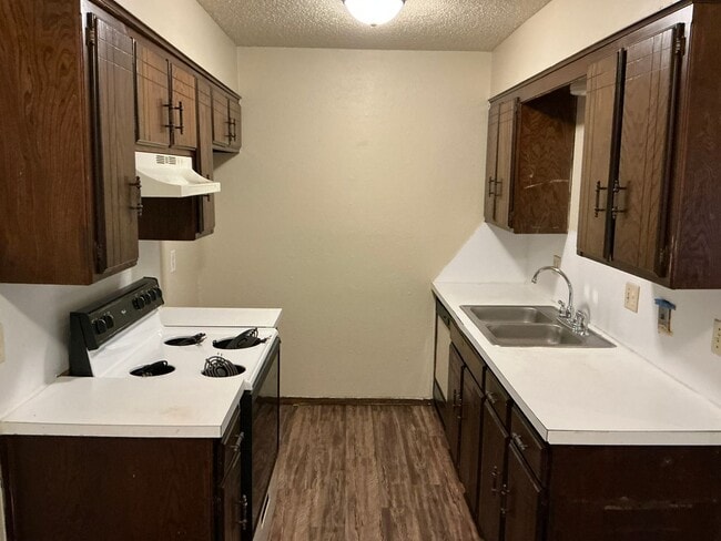 Building Photo - 2 bed, 1 bath with a 1 car garage duplex for rent in Moore near NW 27th and Shields.  New Paint a...