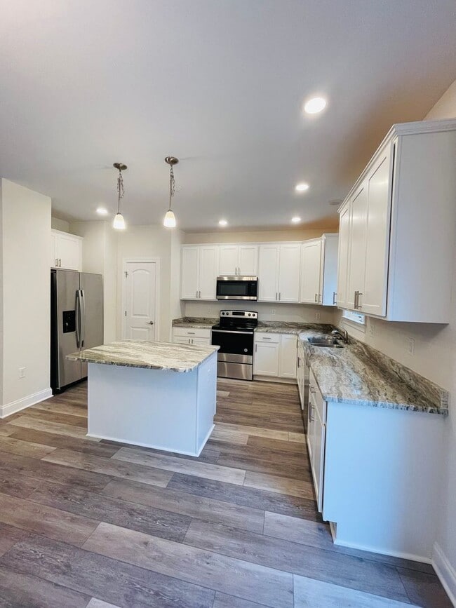 Building Photo - Townhouse for Rent in Crescent Ridge Subdivision