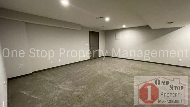 Building Photo - 3 Bedroom, 2.5 Bath Modern Townhome in Nor...