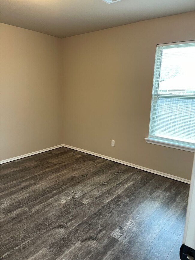Building Photo - Three Bedroom Home Available for Lease in ...