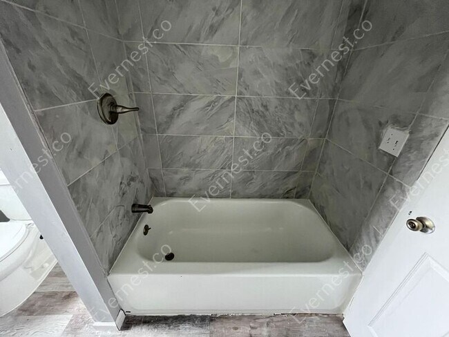 Building Photo - 291 Englewood St