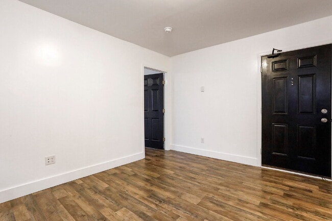 Building Photo - Welcome home to this newly renovated 2 bedroom top floor apartment