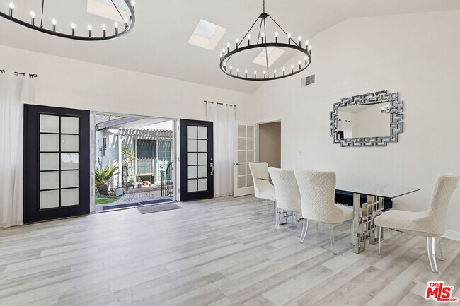 Building Photo - 9209 Paramount Blvd