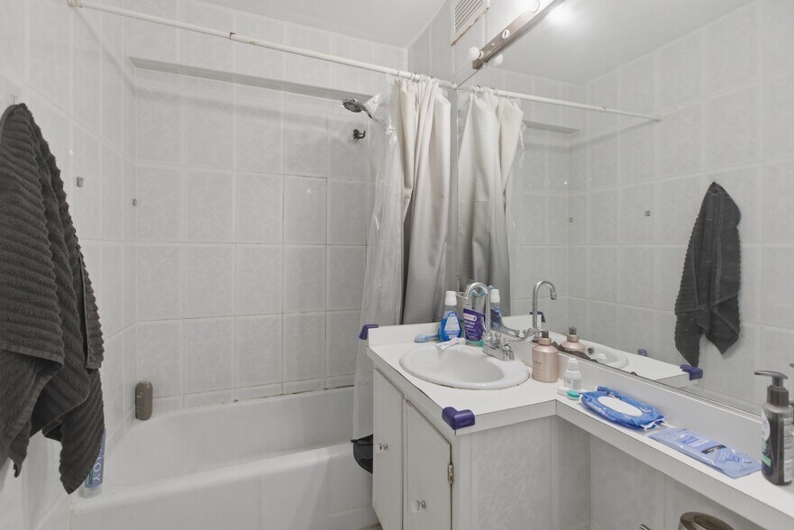 Building Photo - 247 E Chestnut St