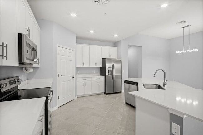 Building Photo - Stunning property, newer construction 3 sp...