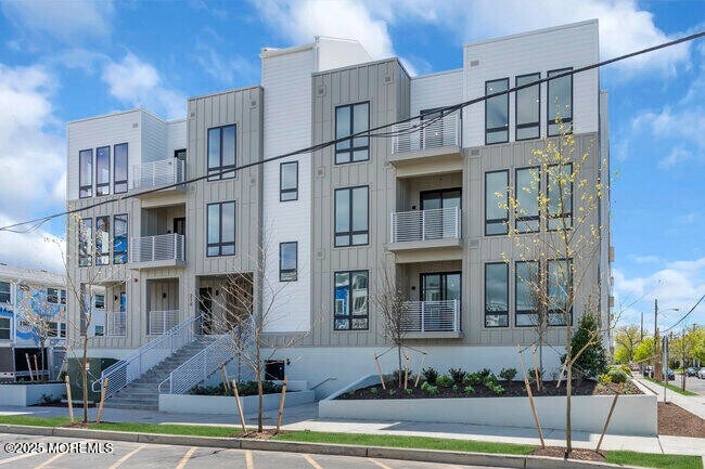 Building Photo - 218 3rd Ave