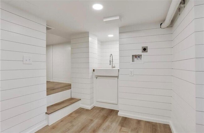 Building Photo - 2512 Brookwood Dr NE