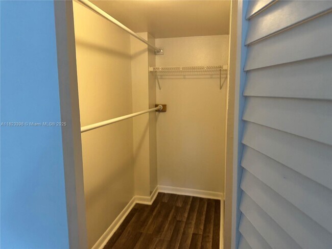 Building Photo - 250 Jacaranda Dr