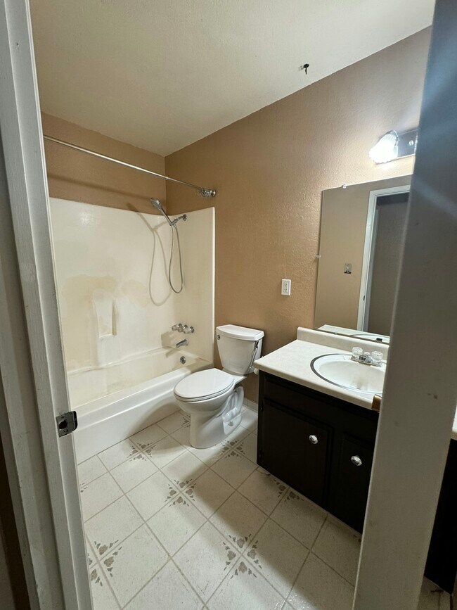 Building Photo - 56 Lark Center Dr