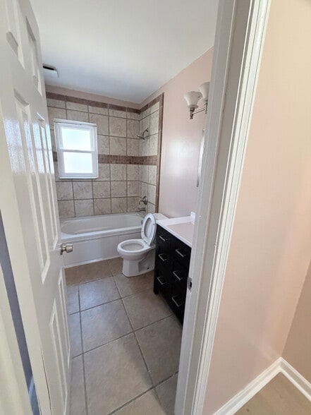 Building Photo - 3632 Cromwell Cove