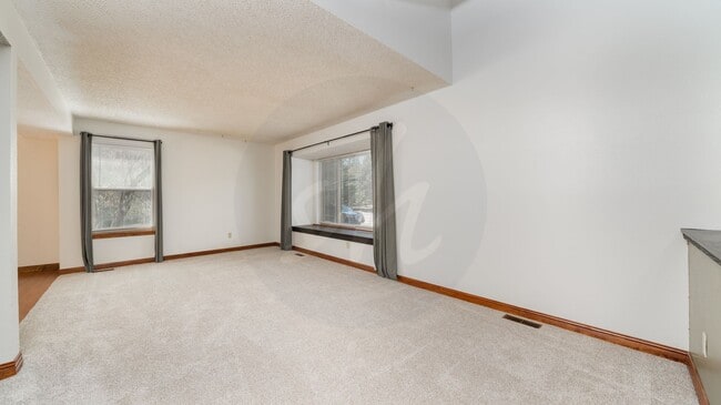 Building Photo - 5 Bedroom 3.5 Bath Home in Discovery @ Rockrimmon