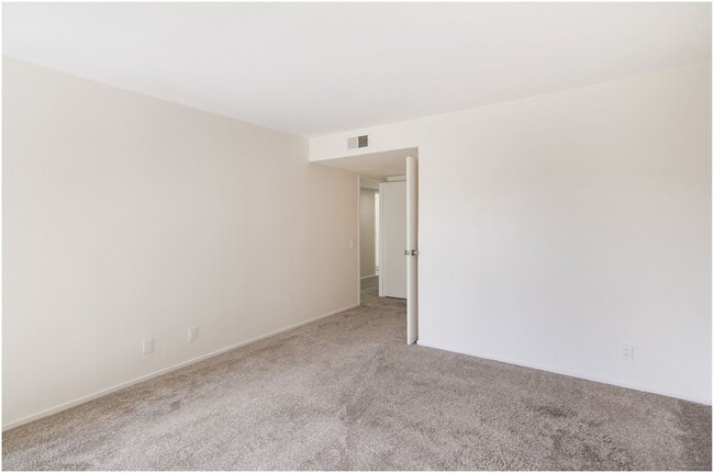 Building Photo - CHARMING SINGLE LEVEL HOME!