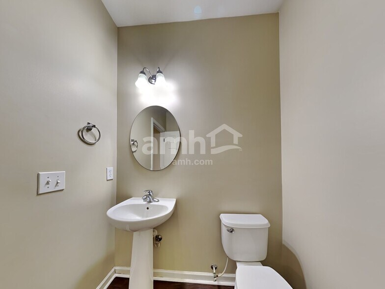 Building Photo - 1306 Song Sparrow Way