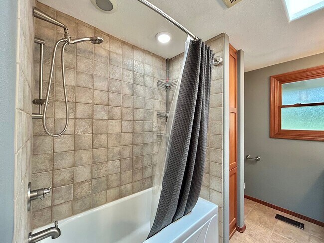 Building Photo - Tranquil Environment: 3 Bed, 1 Bath House