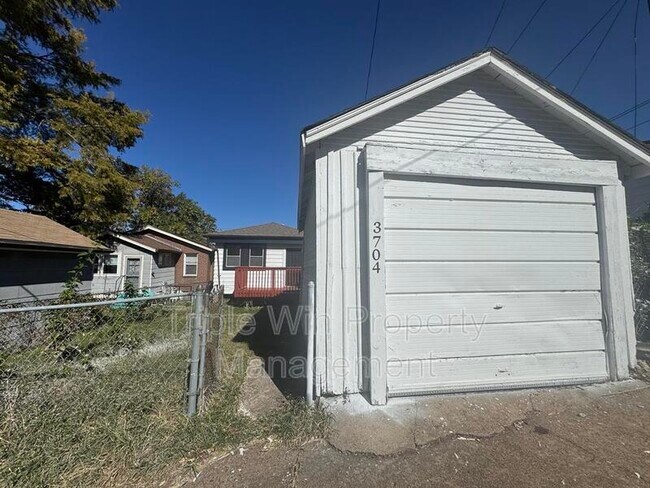 Building Photo - 3704 Taft Ave