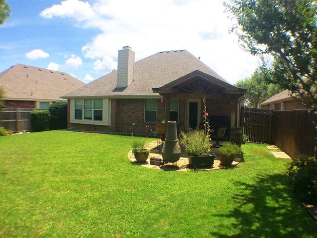 Building Photo - 5912 Meadowglen Dr