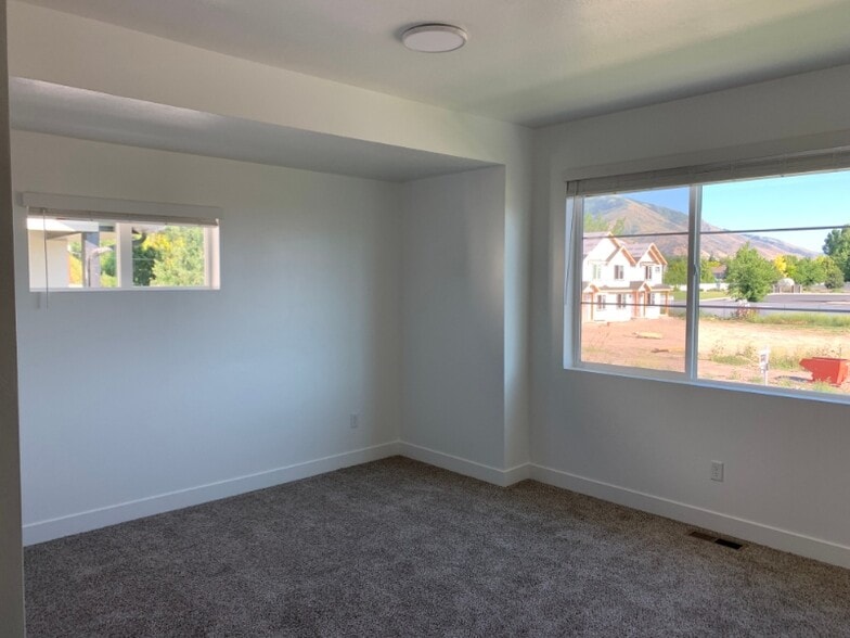 Building Photo - 452 W 85 S