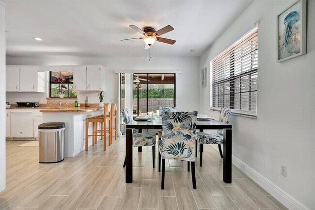 Building Photo - 691 NW Sharpe St