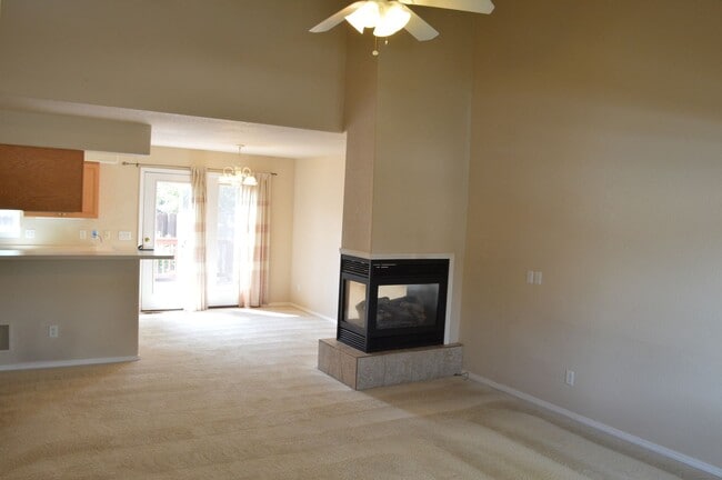 Building Photo - Woodland Park Townhouse!