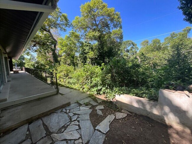 Building Photo - 4 bdrm 3 bth plus a Den/office Home 2 Car ...