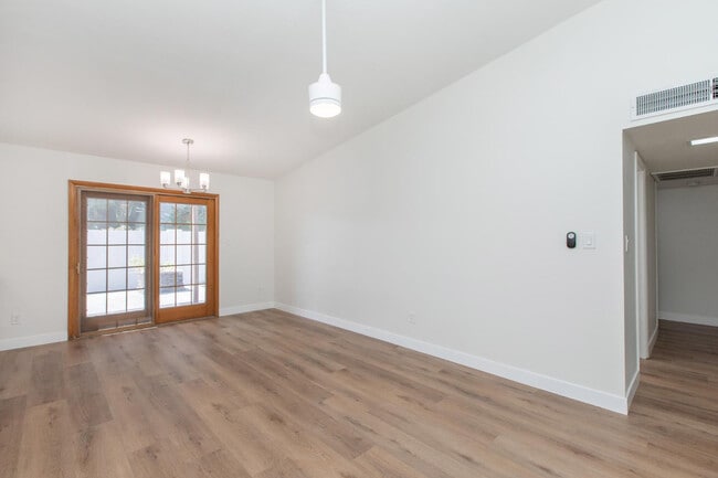 Building Photo - 2607 E Larkspur Dr