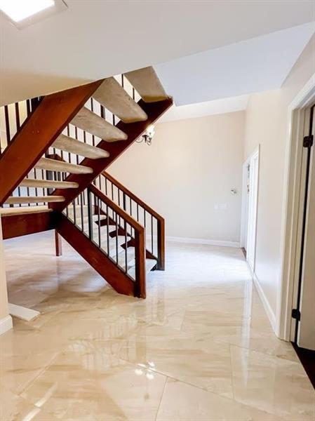 Building Photo - 10740 S Golfview Dr