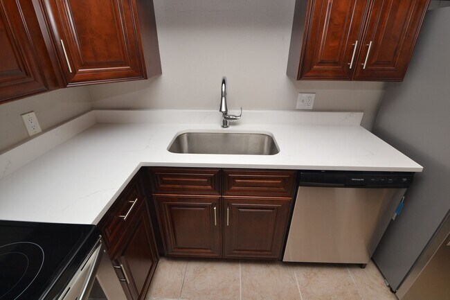 Building Photo - 1/1 Condo in Altamonte Springs ~ Gated Lakefront Community ~ LVP Flooring & Updated Kitchen/Bath!