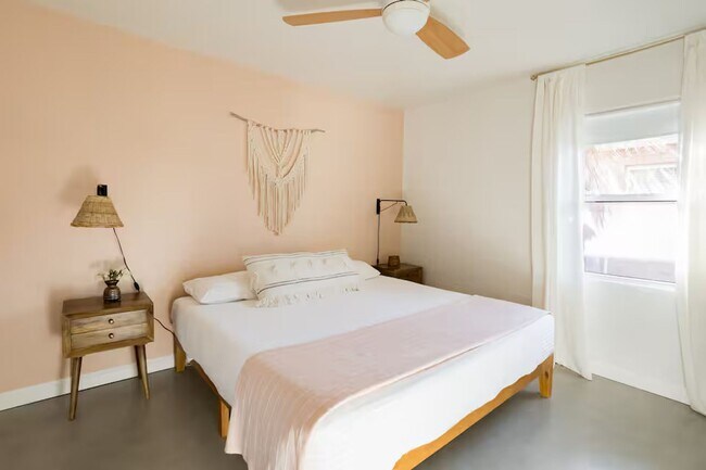 Building Photo - FARM VIEW BUNGALOW across from UofA Campus Farm! Available Today!