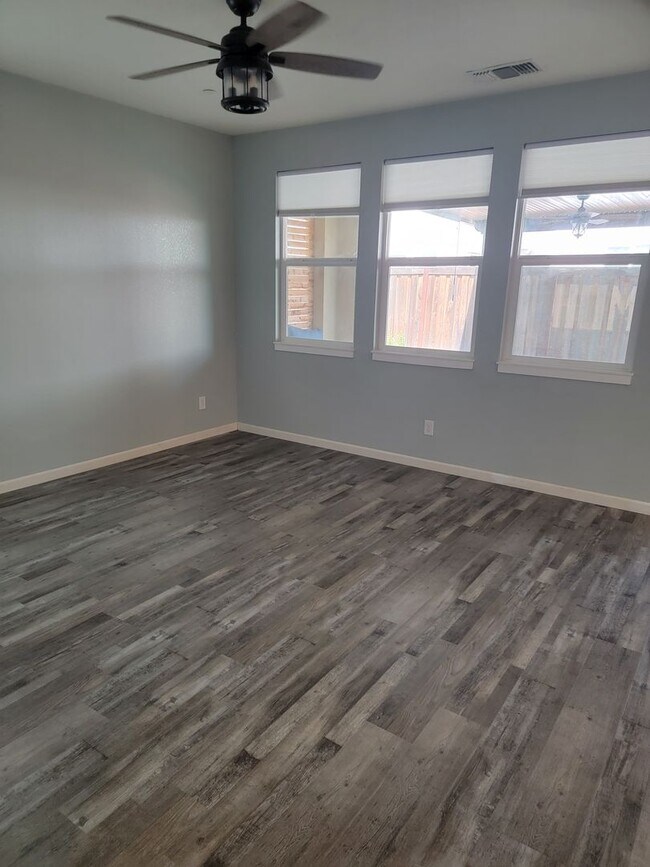 Building Photo - Beautiful 3 Bedroom 2.5 bath Home