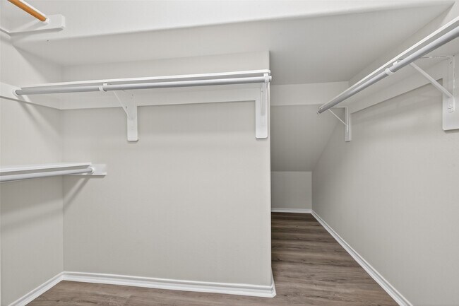 Building Photo - 6915 Great Oaks Shadow Dr