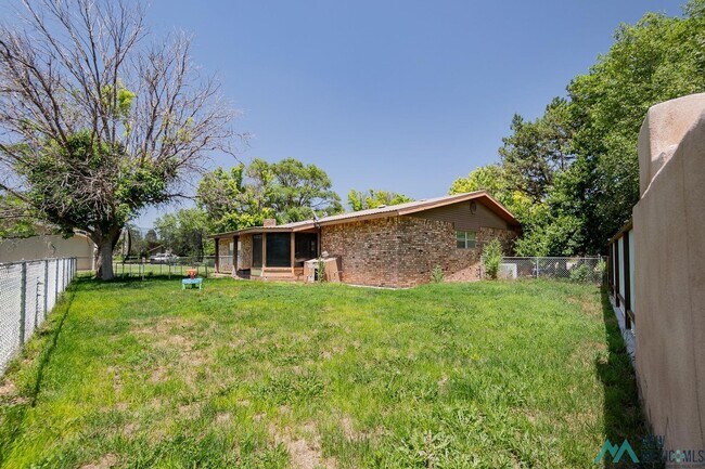 Building Photo - Available Soon! Large 3 bed 2 bath home on the golf course