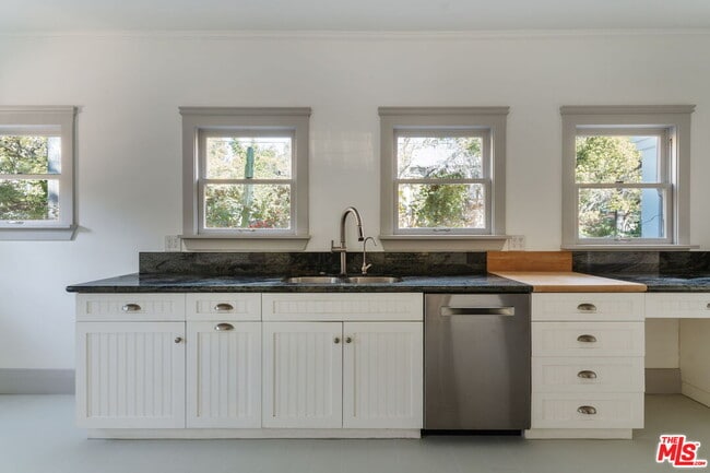 Building Photo - 2027 Canyon Dr