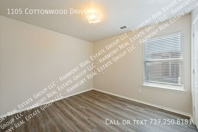 Building Photo - 1105 W Cottonwood Dr