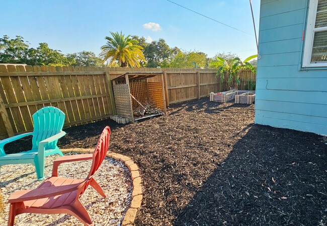 Building Photo - 2 Bedroom 1 Bath Home in St. Pete!