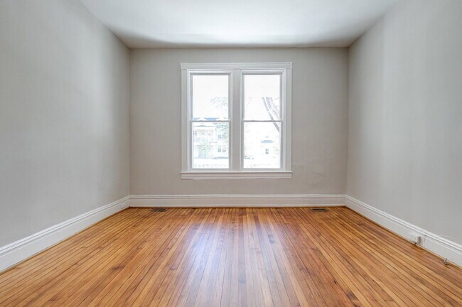 Building Photo - 3418 Carolina Ave