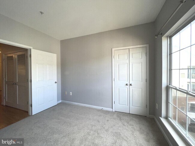 Building Photo - 4852 Eisenhower Ave