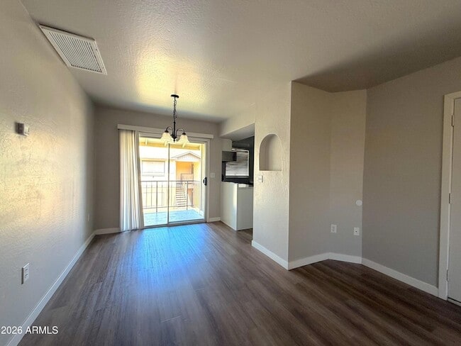 Building Photo - 2013 N Hunt Cir