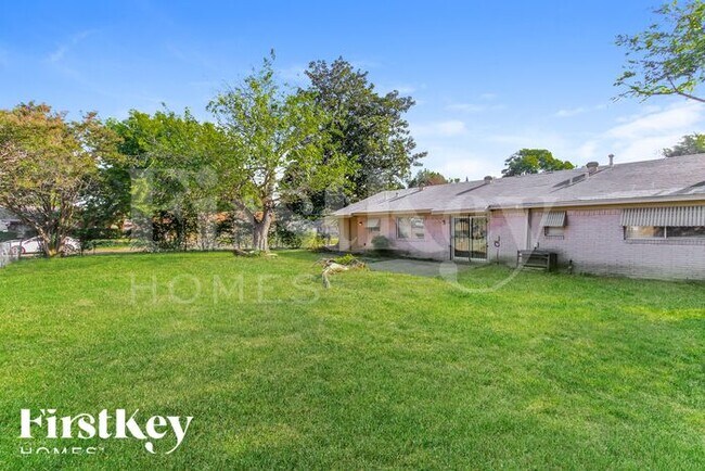 Building Photo - 7847 Robincreek Dr