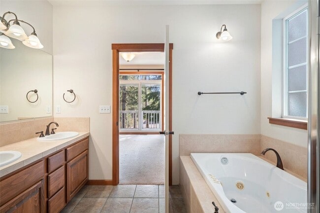 Building Photo - STUNNING 3 BEDROOM IN ALDERBROOK