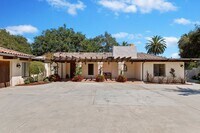 Building Photo - 525 Las Palmas Dr