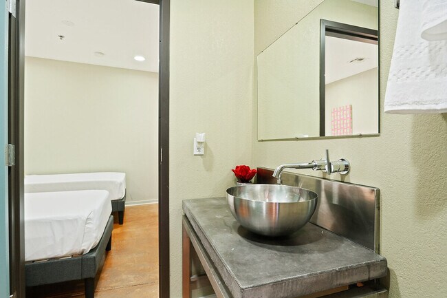 Building Photo - 1041 Constance St