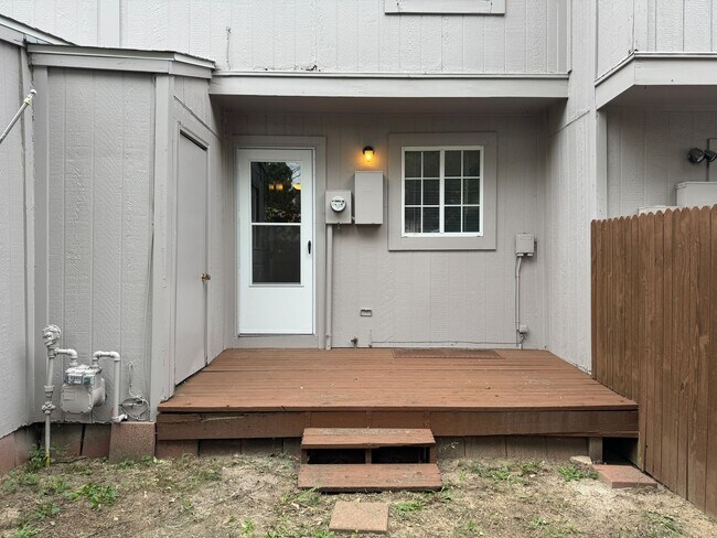 Building Photo - ADORABLE TOWNHOME
