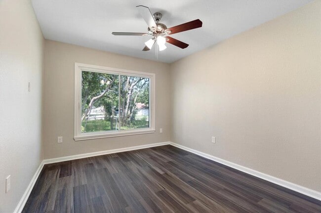 Building Photo - 1217 Parkway Dr