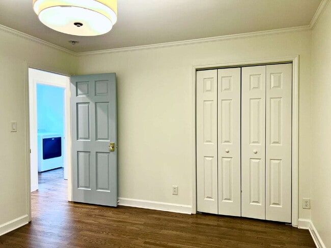 Building Photo - LUXURIOUS LANSDOWNE RETREAT!