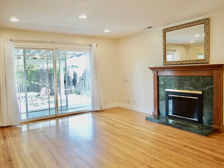 Building Photo - 1367 Oslo Ln